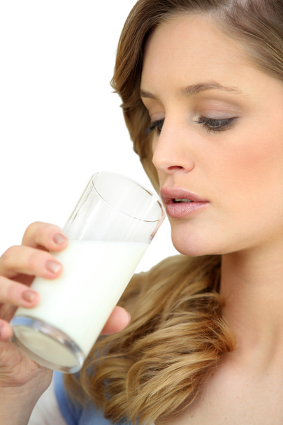 Woman drinking a glass of milk - Valokuva, kuva