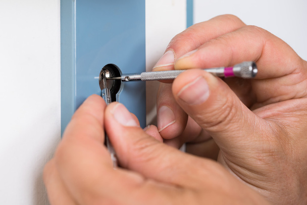 Lockpicker Fixing Door Handle At Home - Fotoğraf, Görsel