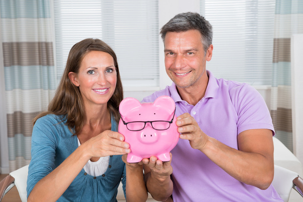 Couple Holding Piggybank - Fotoğraf, Görsel