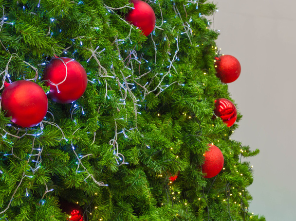 Χριστούγεννα με στολισμένο δέντρο - Φωτογραφία, εικόνα