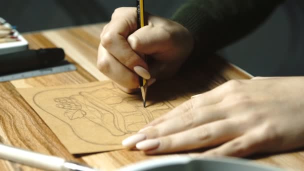 Yaşam tarzı: evden çalışma çizim ve gıda illüstrasyon kraftpaper üzerinde çizim genç güzel kız serbest sanatçı tasarımcı elleri. Yakın çekim vurdu, statik, ağır çekim 60 fps. - Video, Çekim