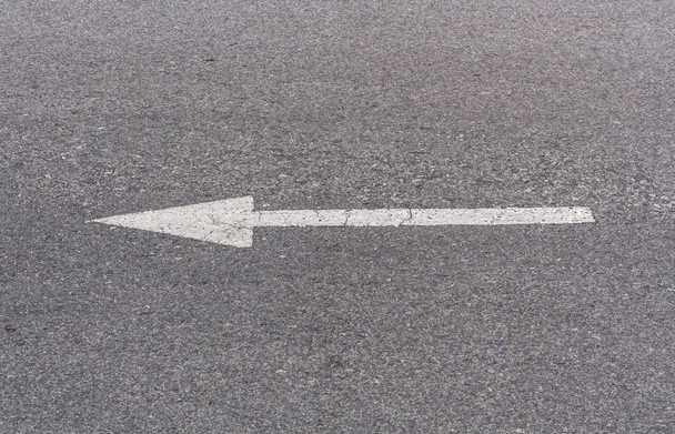 道路上の白い矢印は - 写真・画像