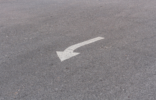 flecha blanca en el camino - Foto, Imagen