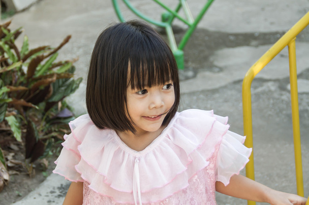 Ασιατικό κορίτσι ντυμένοι στην Ταϊλάνδη που παίζουν στην παιδική χαρά - Φωτογραφία, εικόνα