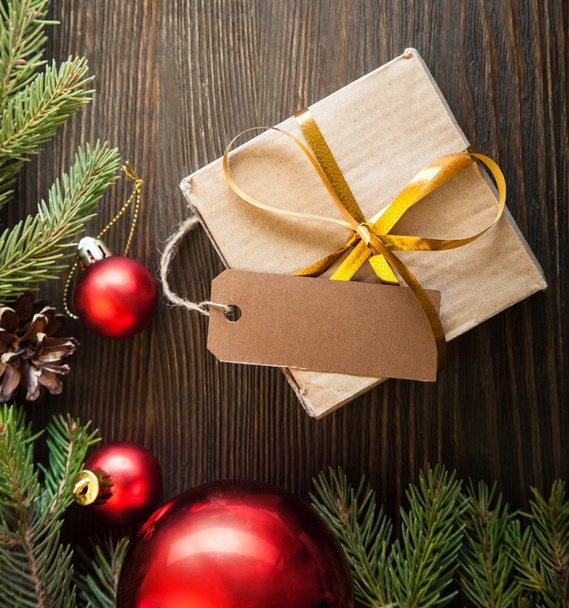 Kerstboom met doos van de gift en decoraties op houten pagina - Foto, afbeelding