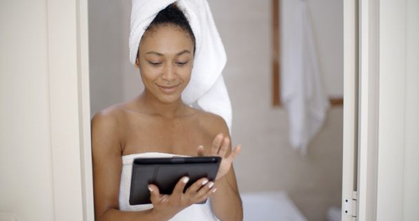 donna con tablet touchscreen
 - Foto, immagini