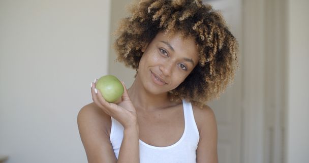 женщина с зеленым яблоком в руках
 - Фото, изображение