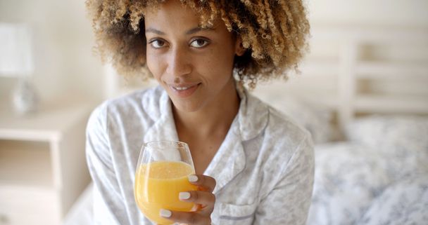 オレンジジュース飲んでる女の子 - 写真・画像