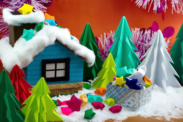 Malý domek a papírové hvězdy v dárkové krabičce na sněhu, se Chri - Fotografie, Obrázek
