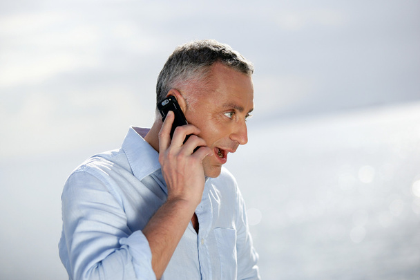 Surprised man talking on the phone - Foto, Bild