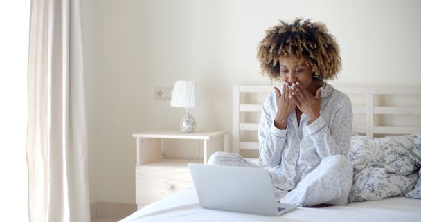 Kobieta korzystająca z laptopa na łóżku - Zdjęcie, obraz