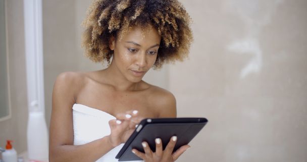 woman using tablet computer in bath - Foto, imagen