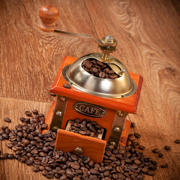Vintage manual coffee grinder with beans - Photo, Image