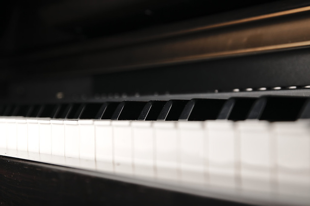 Клавіші для піаніно. Музичний інструмент на сцені
. - Фото, зображення