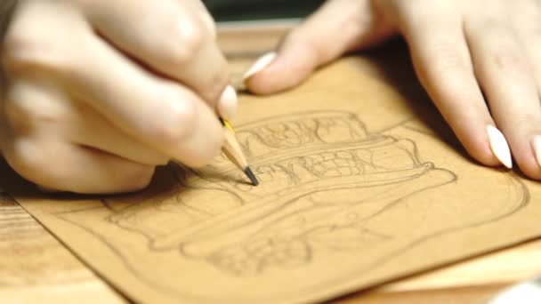 Elämäntapa: kädet nuori kaunis tyttö freelance taiteilija piirros ja piirustus ruoka kuvitus kraftpaper, työskentelevät kotoa. Lähikuva laukaus, staattinen, hidastettuna 60 fps
. - Materiaali, video
