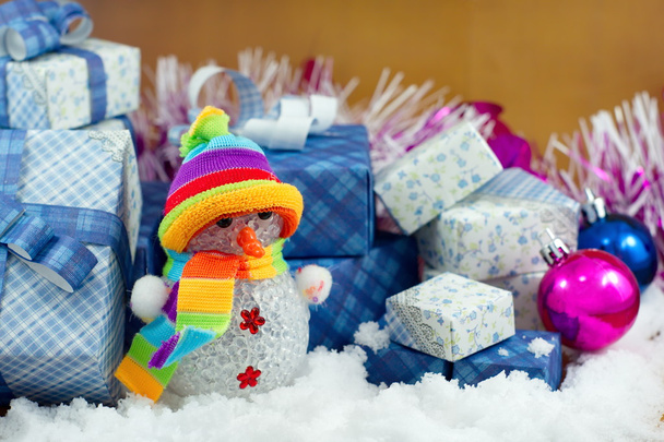 Χιονάνθρωπος και δώρο πλαίσιο στο πεδίο χιόνι. - Φωτογραφία, εικόνα