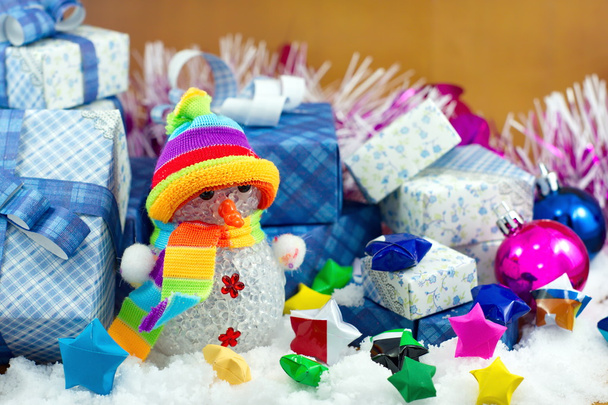 Χιονάνθρωπος και δώρο κουτί με μικρό αστέρι χαρτί στο χιόνι πεδίο. - Φωτογραφία, εικόνα