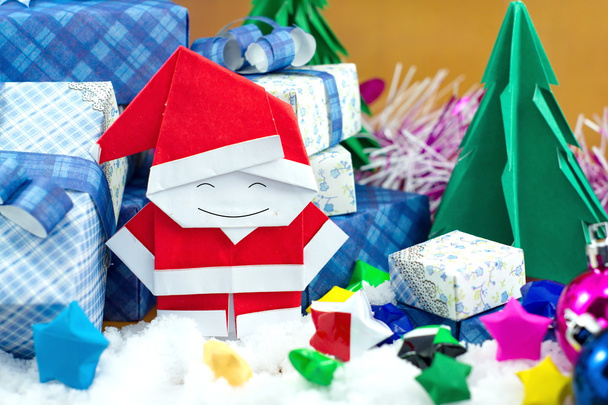 Santa Claude et coffret cadeau avec petit papier étoile sur le champ de neige
 - Photo, image