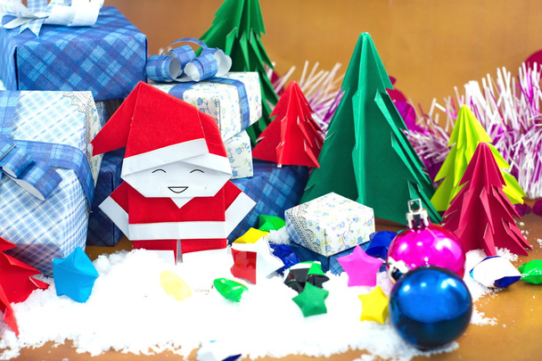 Babbo Natale e confezione regalo con piccola carta stellata sul campo di neve
 - Foto, immagini