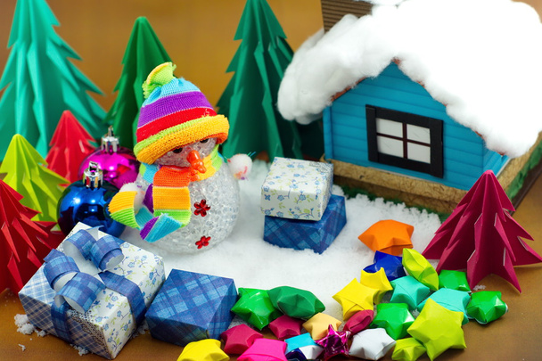 Χιονάνθρωπος και δώρο κουτί με μικρό αστέρι χαρτί στο χιόνι πεδίο. - Φωτογραφία, εικόνα