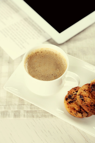 Cup of coffee and tasty cookies with chocolate crumbs - Fotó, kép