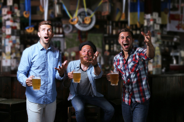 Young men with beer - Φωτογραφία, εικόνα