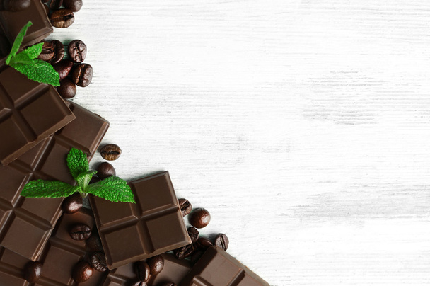 Trozos de chocolate negro y hojas de menta
 - Foto, Imagen