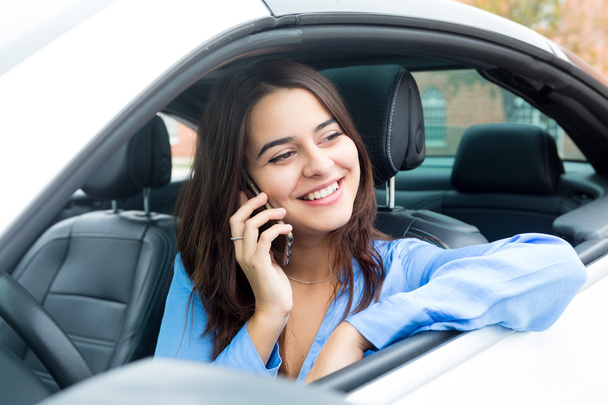 Bizneswoman korzystająca z telefonu w samochodzie - Zdjęcie, obraz