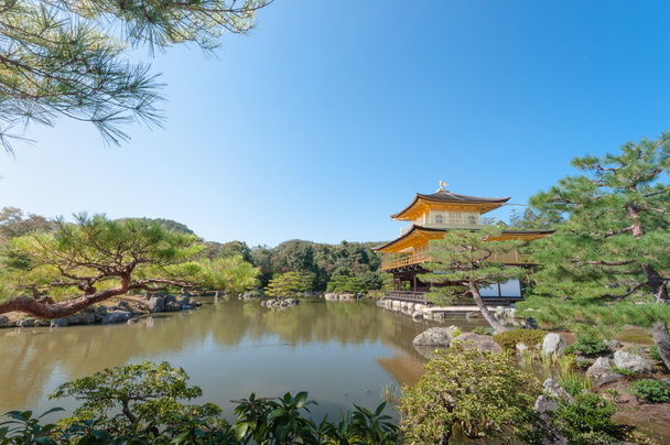 Kinkakujin temppeli (sivussa) Kiotossa, Japanissa
 - Valokuva, kuva