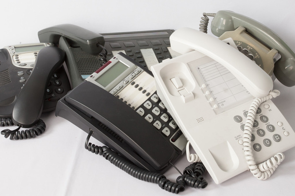 Стек купа декількох старих і сучасних телефонів ізольовані
  - Фото, зображення
