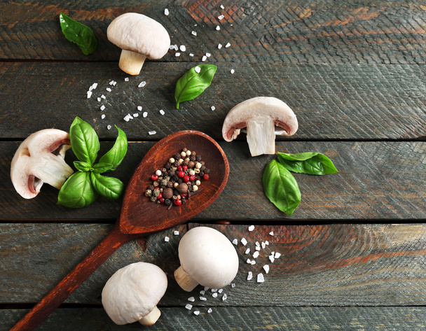 Fresh mushrooms, basil leaves and spices - Foto, afbeelding