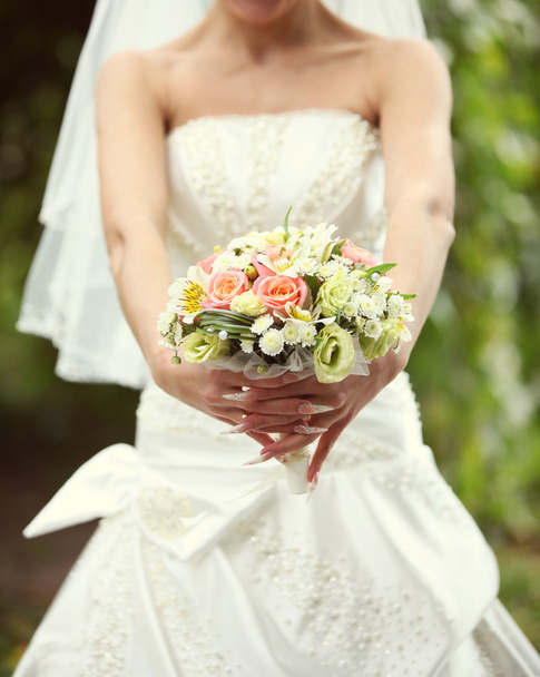 Pink and white wedding bouquet of roses in the hands of the brid - Фото, изображение