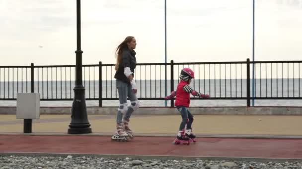 Maman et fille apprendre à patiner à roulettes
 - Séquence, vidéo