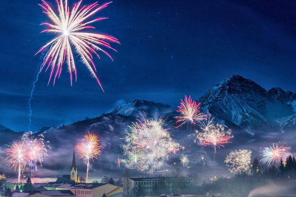 feux d'artifice à la veille du Nouvel An dans les montagnes enneigées autrichiennes
 - Photo, image