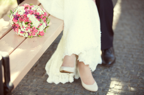 Pink and white wedding bouquet in the hands of the bride - Foto, afbeelding
