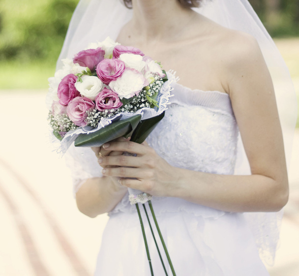 Bridal bouquet of white and pink flowers in the hands of the bri - Fotografie, Obrázek
