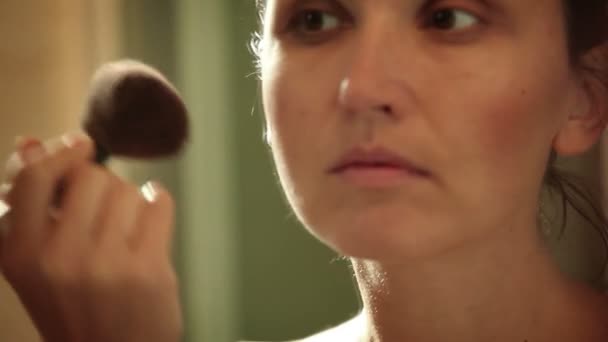 mujer aplicar blush con cepillo - Metraje, vídeo