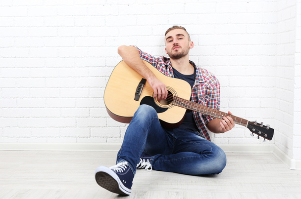 Young musician with guitar - Foto, imagen