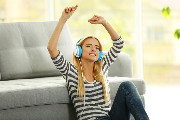 Young woman listening to music  - Zdjęcie, obraz