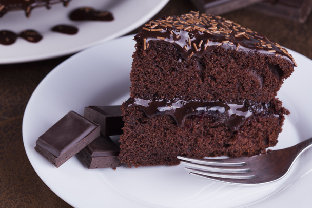 Beyaz plaka üzerinde lüks zengin çikolata kek - Fotoğraf, Görsel