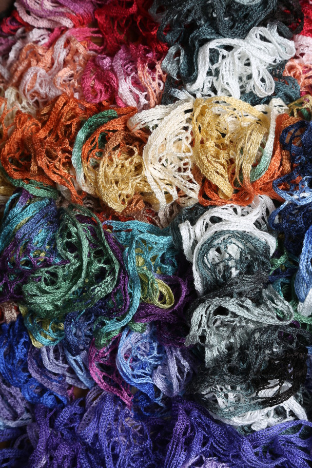 Muchos colores diferentes en un solo lugar bufanda de ganchillo de colores
 - Foto, imagen