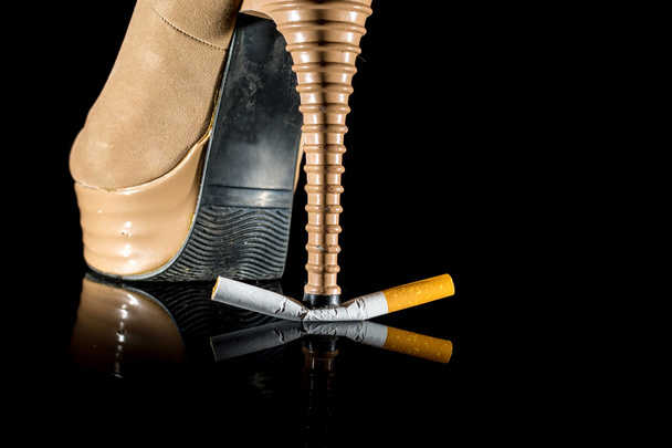 Mujer romper el cigarrillo
 - Foto, Imagen