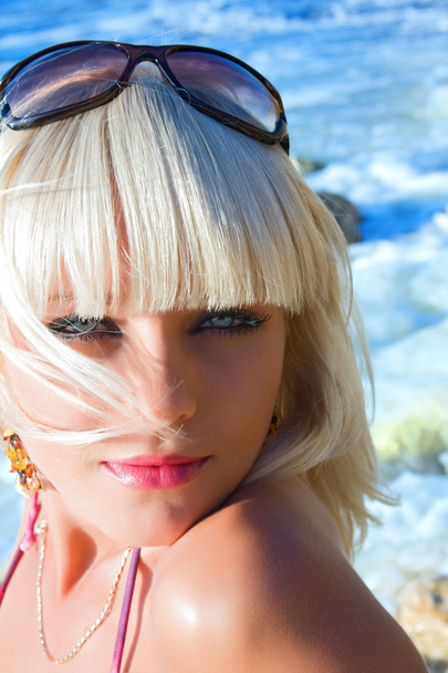 Сексуальная молодая блондинка девушка на пляже
 - Фото, изображение