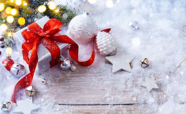 Noel hediye kutuları üzerinde kar arka plan ve tatil ışık - Fotoğraf, Görsel
