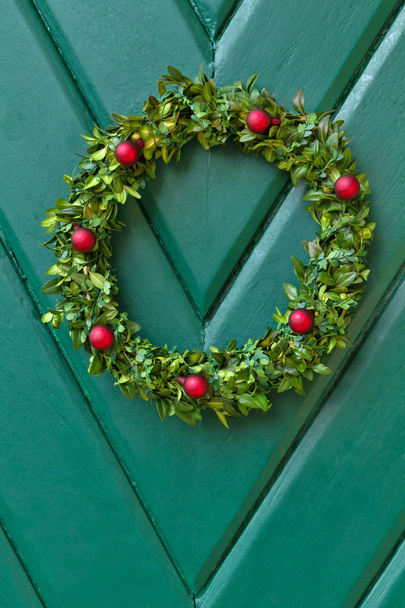 ahşap bir kapı üzerinde Noel çelenk astı - Fotoğraf, Görsel