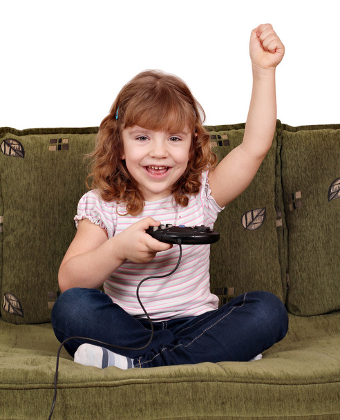 kleines Mädchen spielt Videospiele und gewinnt - Foto, Bild