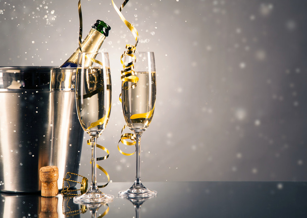 Пара келих шампанського. тема святкування
 - Фото, зображення