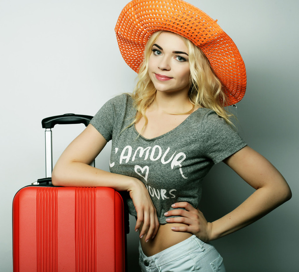 jeune femme avec sac de voyage orange
 - Photo, image