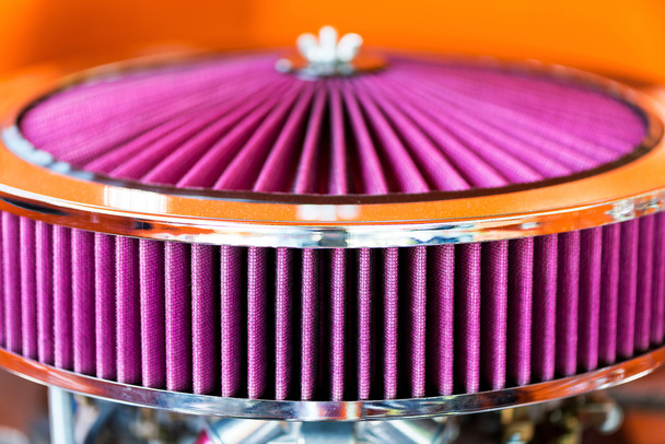 Filtro de ar roxo de um carro personalizado em cores vivas
 - Foto, Imagem