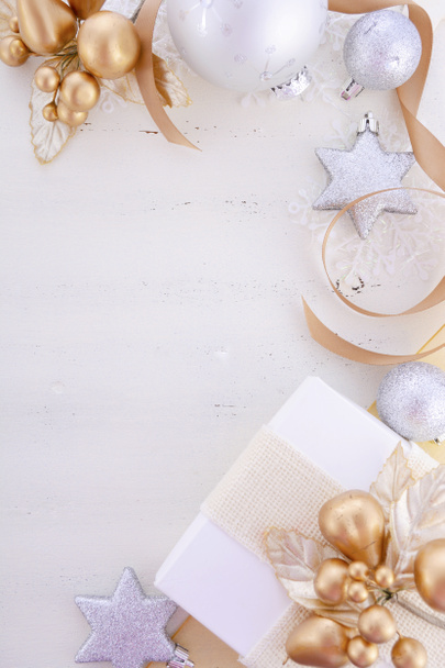 Fondo de Navidad de oro blanco con bordes decorados
.  - Foto, Imagen